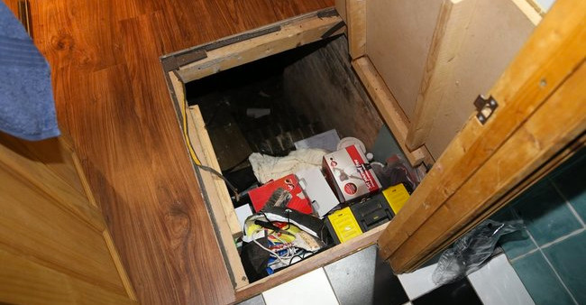  Homem descobre passagem secreta assustadora em seu novo apartamento! 